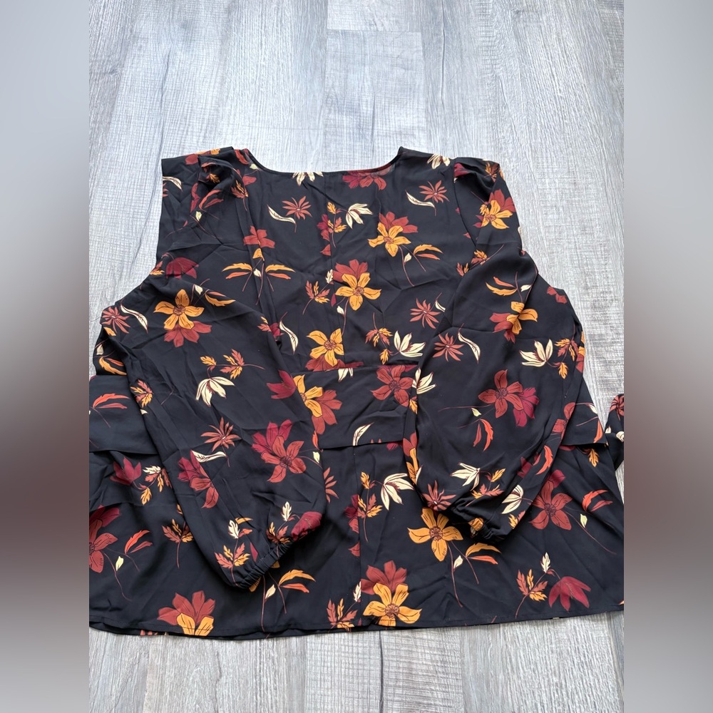 Eloquii Black Floral V-Neck Tie-Waist Blouse - Picture 4 of 5